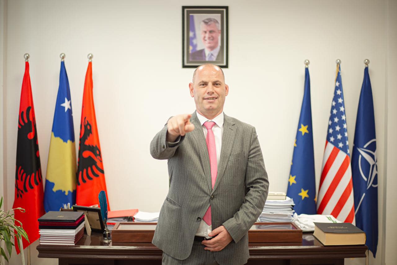 <span>SKANDALI</span> Kush e incizoi bisedën e “milunave” mes Ramiz Lladrovcit e asamblistëve të PDK-së në Drenas?