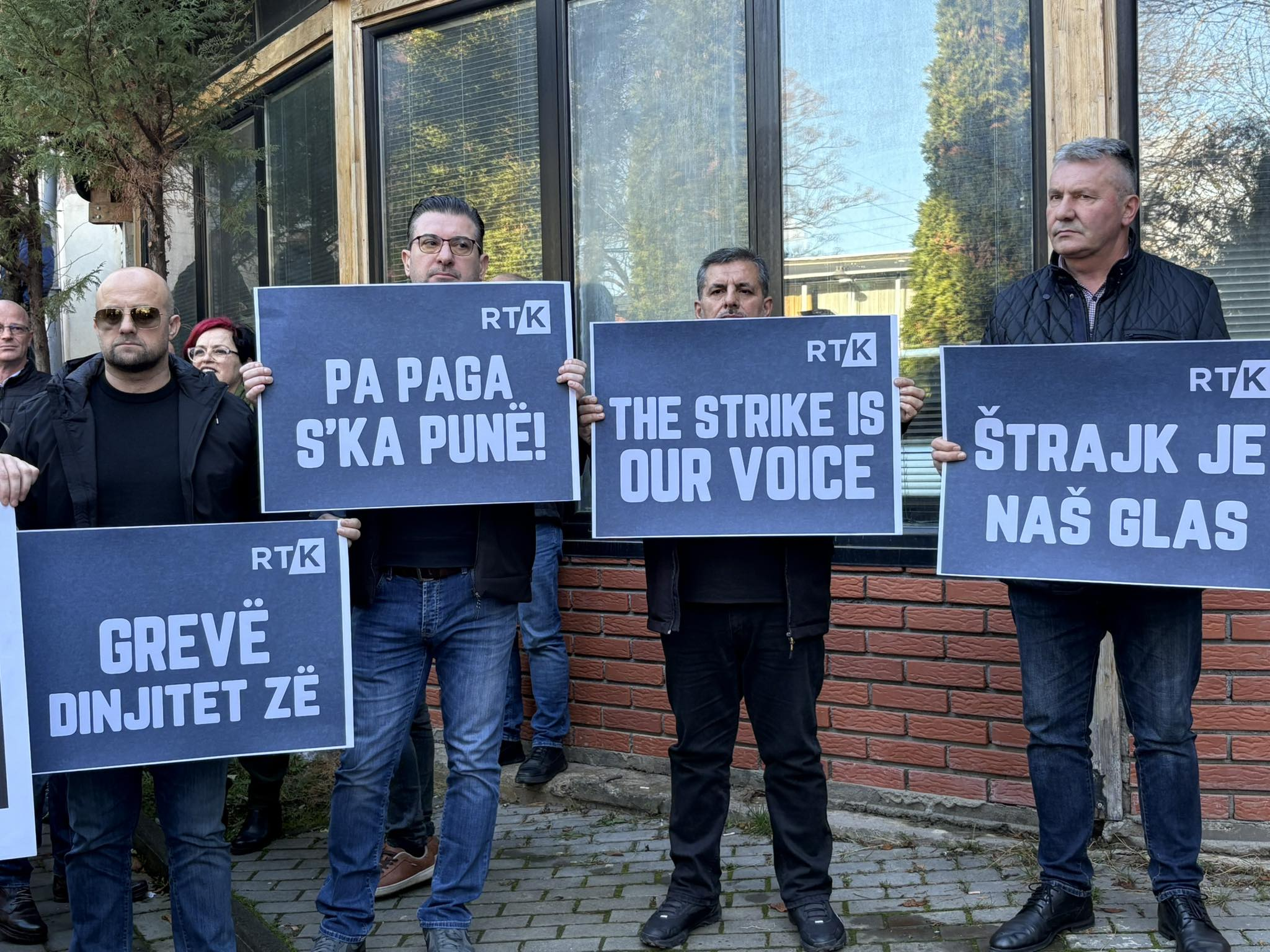 PA PAGA Punëtorët e RTK së vazhdojnë grevën  s ka edicion të lajmeve në orën 11 00 dhe 13 00