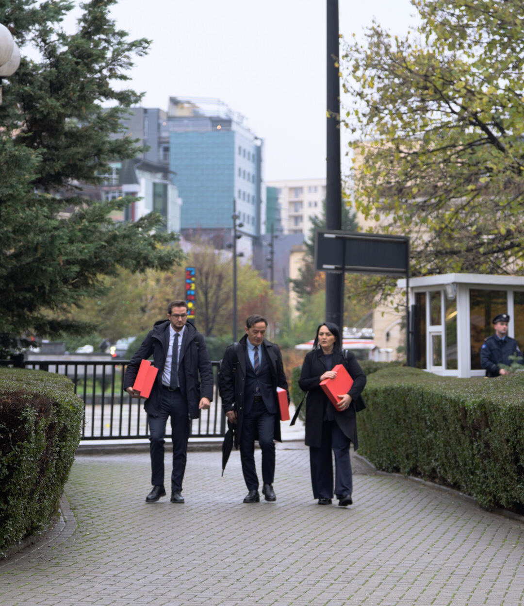 336 NËNSHKRUES Intelektualë dhe Akademikë dorëzojnë Peticion në Kuvend për respektim të të drejtave të njeriut në Speciale