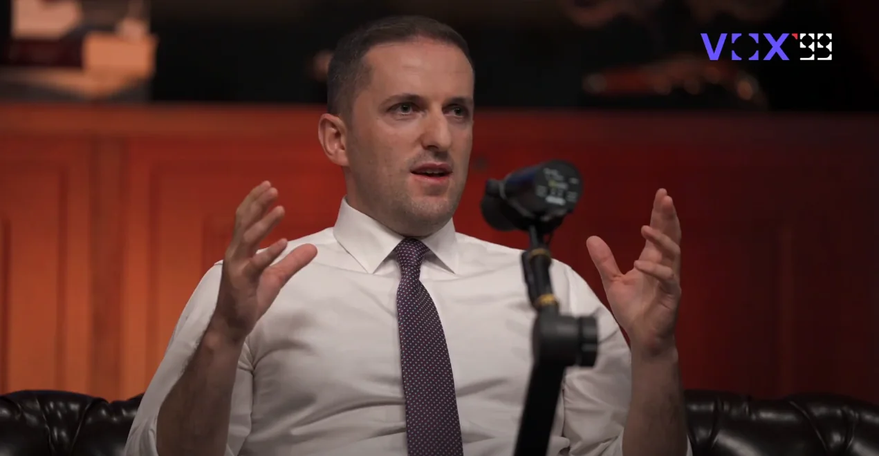 Kush shkel Kushtetutën, të tërhiqet nga jeta publike