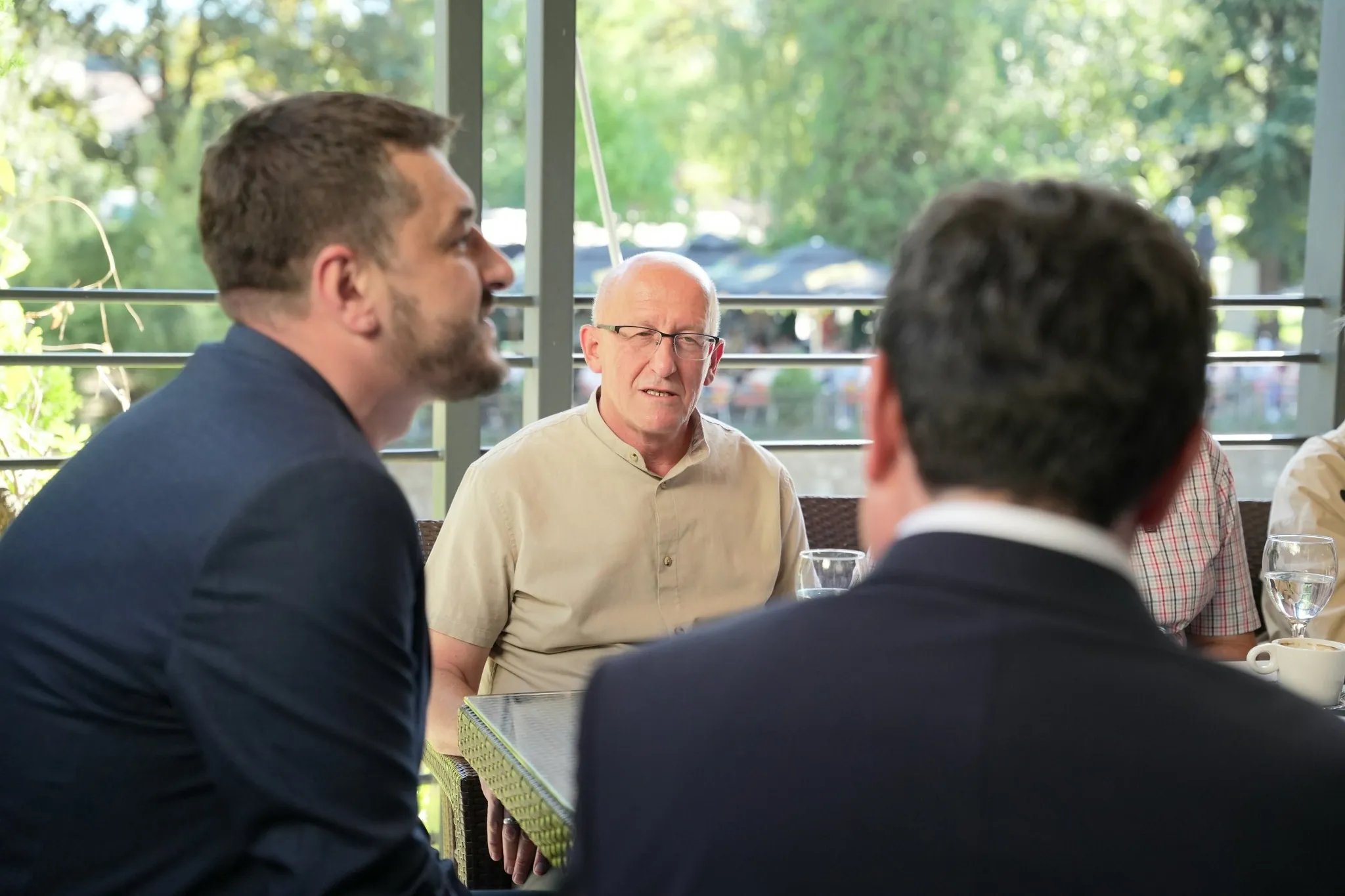 <span>SKANDALI NË PEJË</span> VV-ja e mbushë spitalin e Pejës me militantë