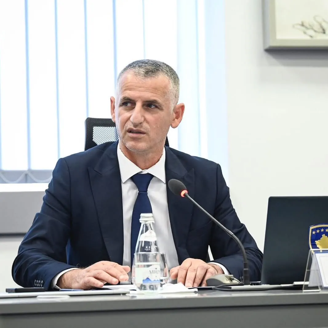 <span>KONTRATA PËR DOSTAT</span> Ish-kolegët e Durmishit fitojnë tender gjysmë milion në ministrinë e tij 